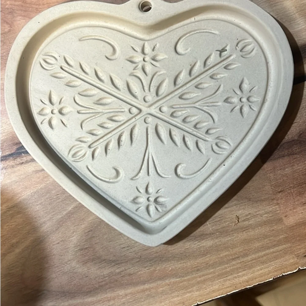 The Pampered Chef Heart-Shaped Ceramic Trivet in Cream